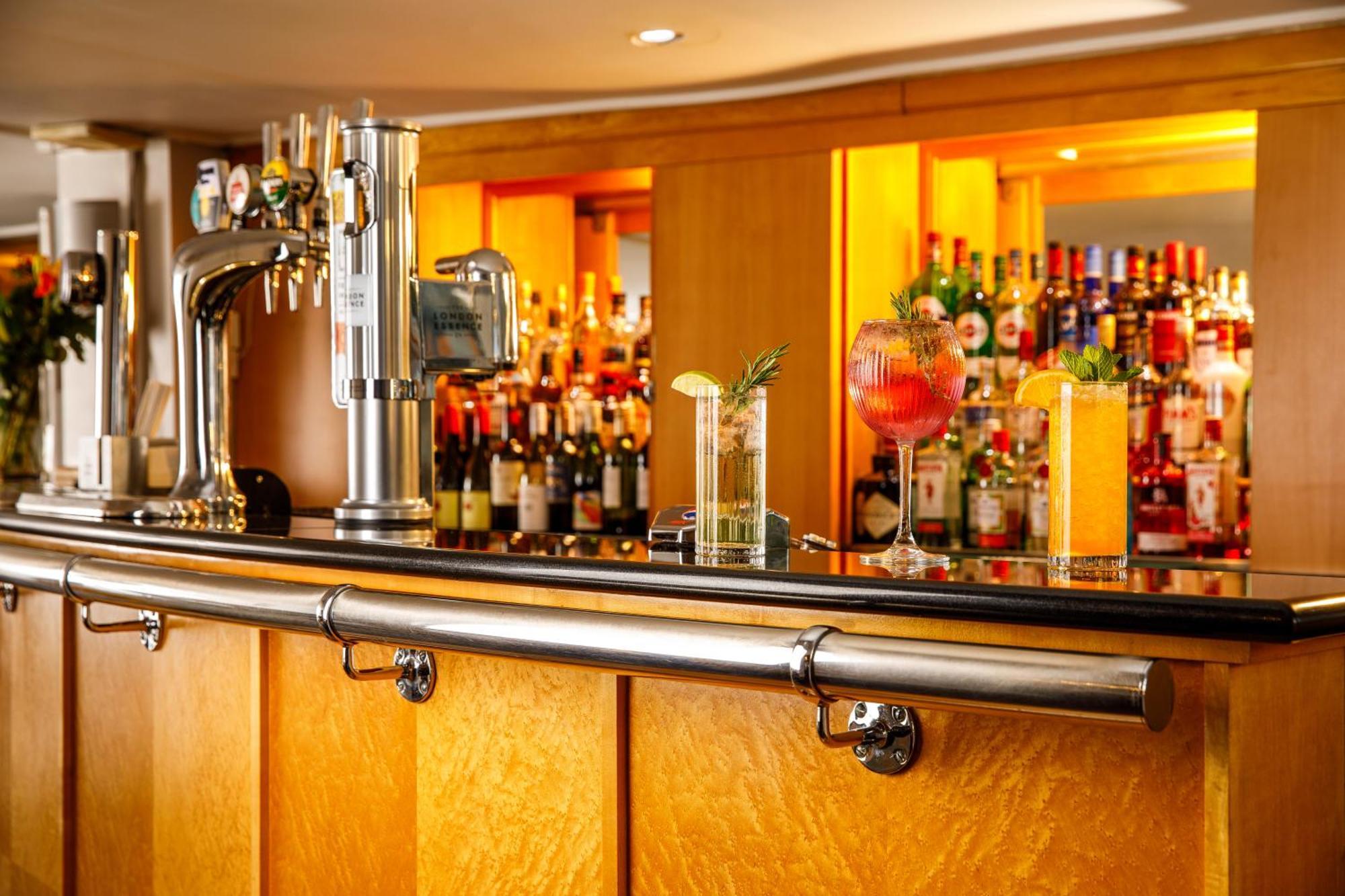 Sunday London Staines-Upon-Thames Heathrow T5 Hotell Exteriör bild