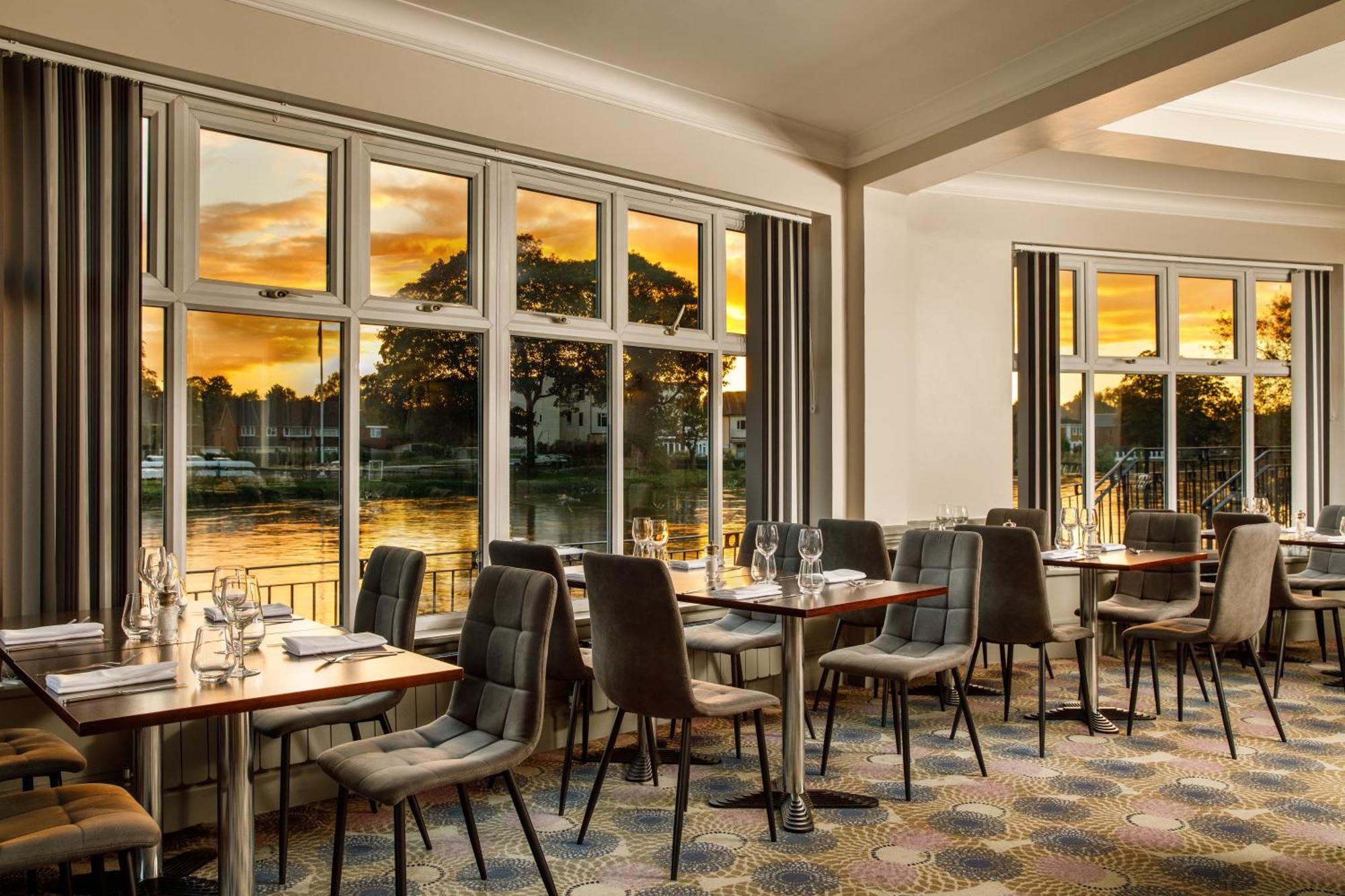 Sunday London Staines-Upon-Thames Heathrow T5 Hotell Exteriör bild