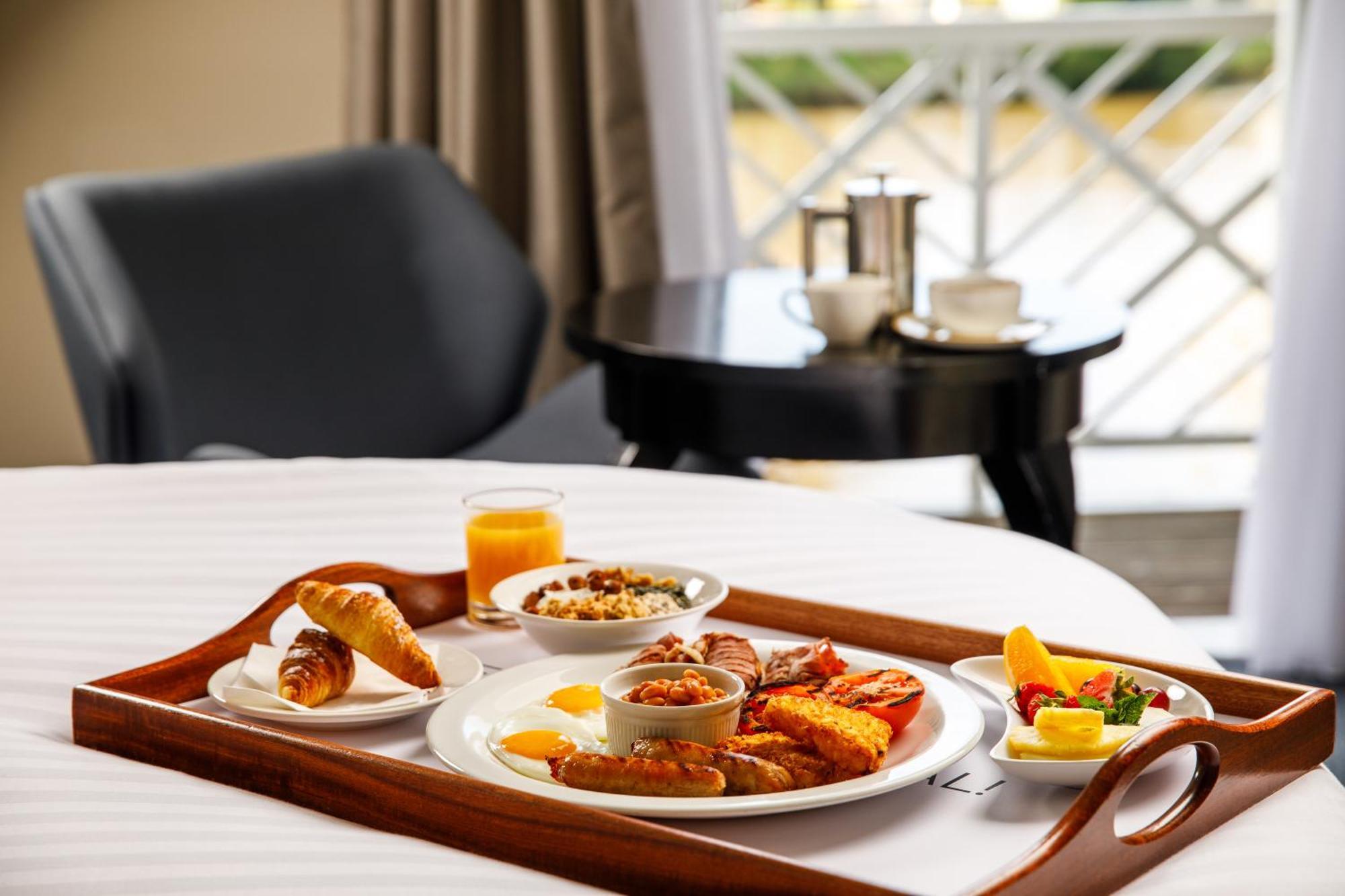 Sunday London Staines-Upon-Thames Heathrow T5 Hotell Exteriör bild