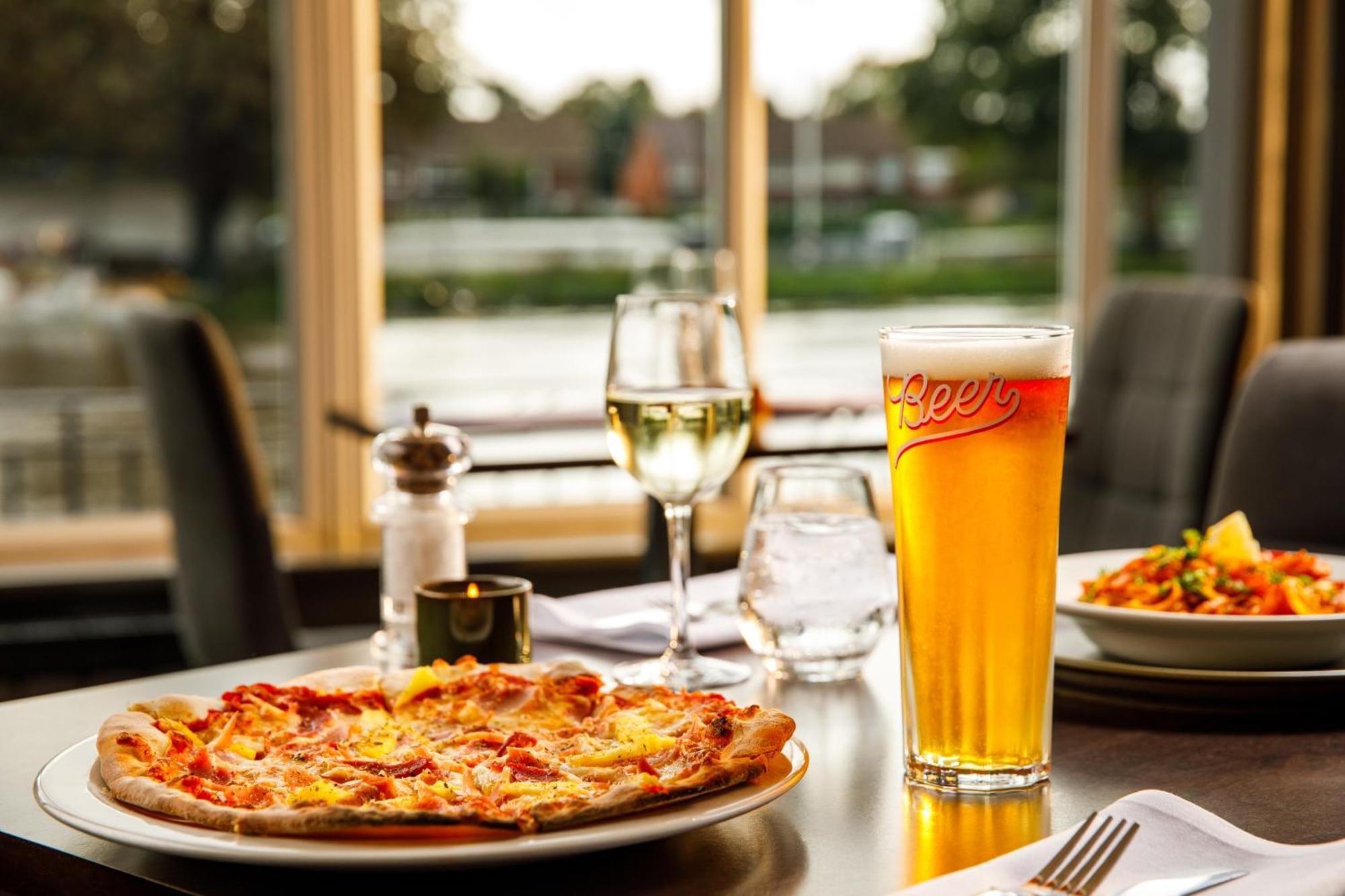 Sunday London Staines-Upon-Thames Heathrow T5 Hotell Exteriör bild
