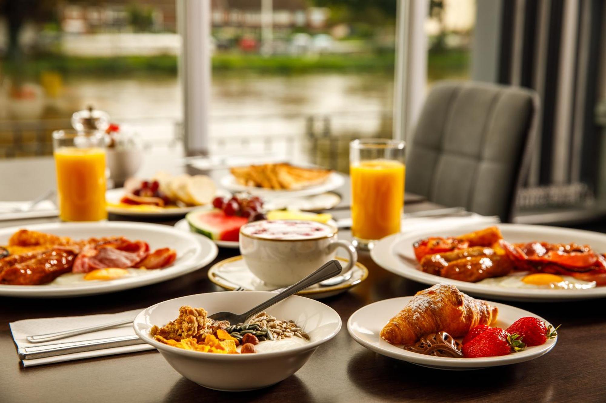 Sunday London Staines-Upon-Thames Heathrow T5 Hotell Exteriör bild