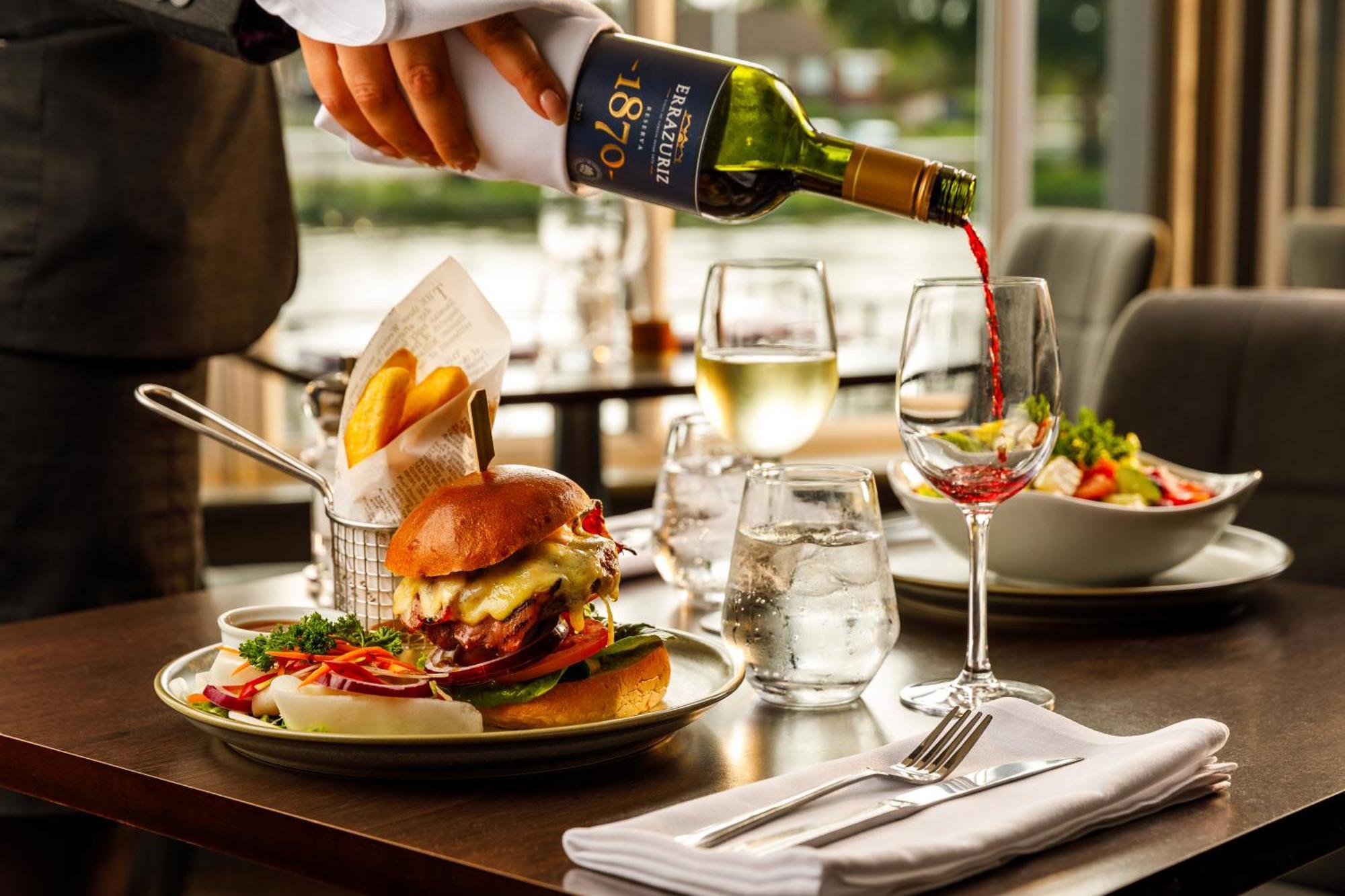 Sunday London Staines-Upon-Thames Heathrow T5 Hotell Exteriör bild