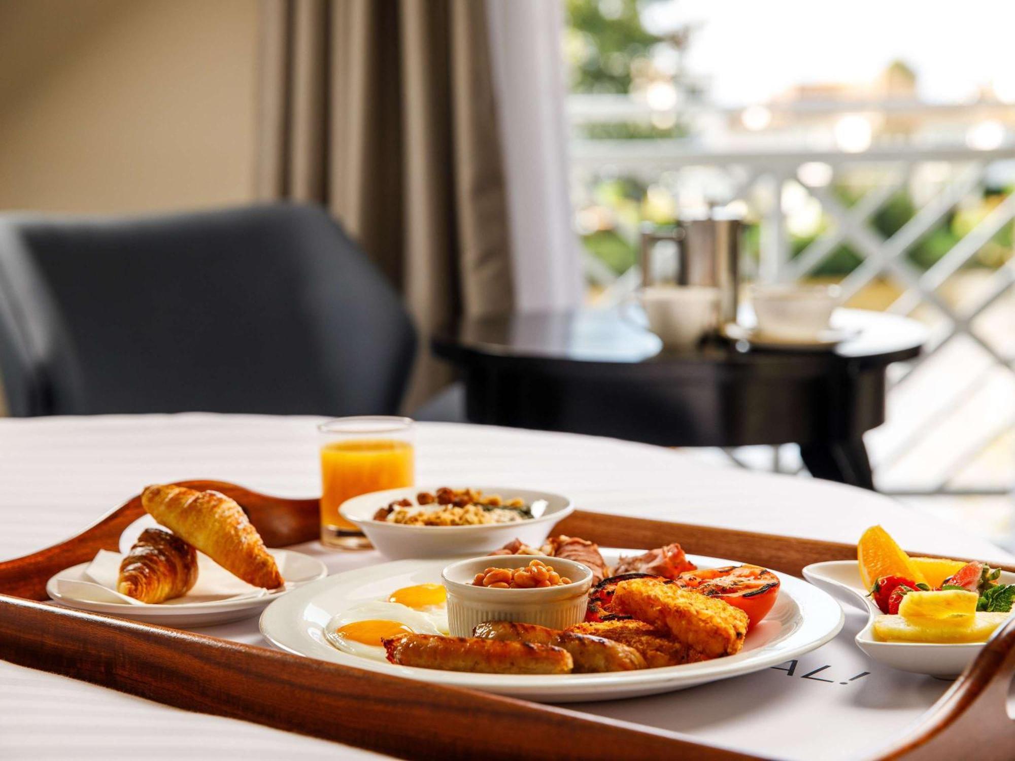 Sunday London Staines-Upon-Thames Heathrow T5 Hotell Exteriör bild