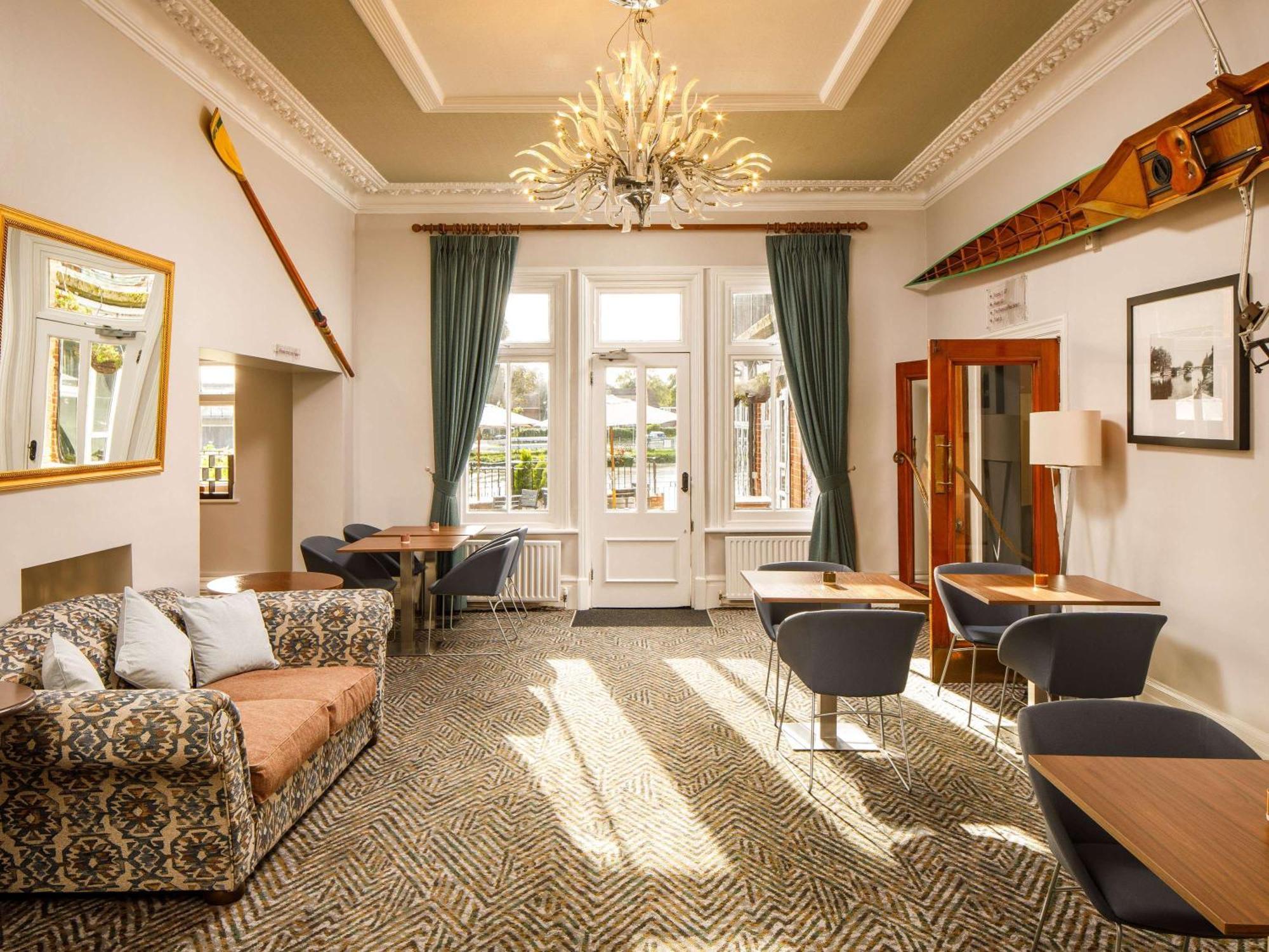 Sunday London Staines-Upon-Thames Heathrow T5 Hotell Exteriör bild