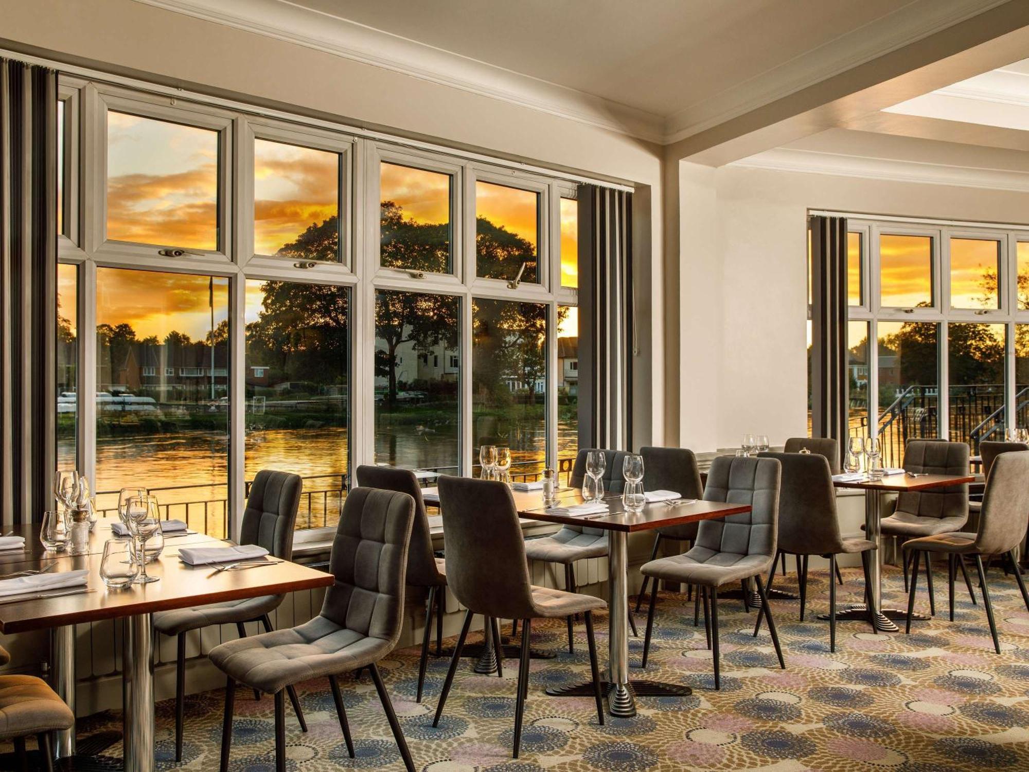 Sunday London Staines-Upon-Thames Heathrow T5 Hotell Exteriör bild