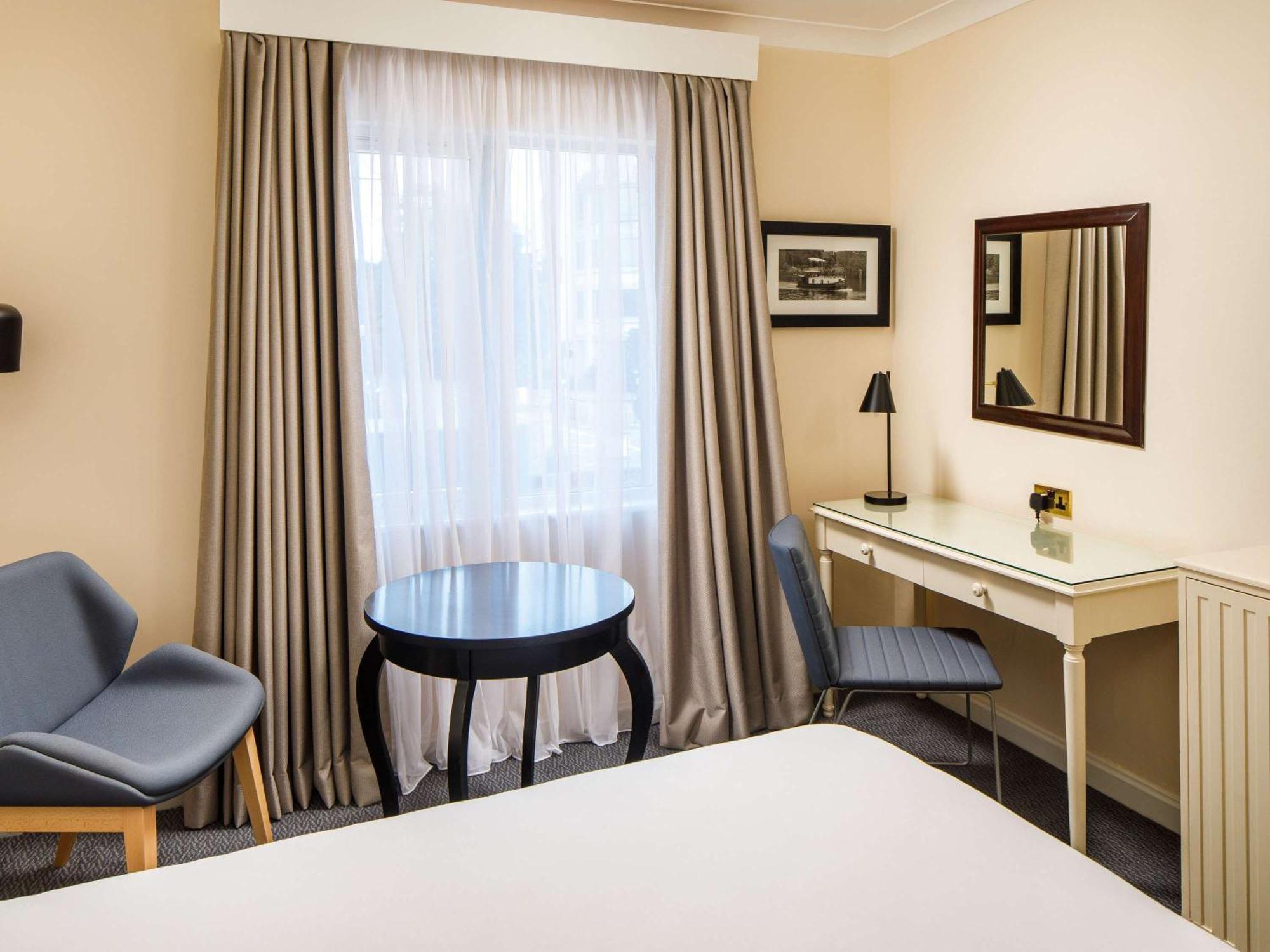 Sunday London Staines-Upon-Thames Heathrow T5 Hotell Exteriör bild