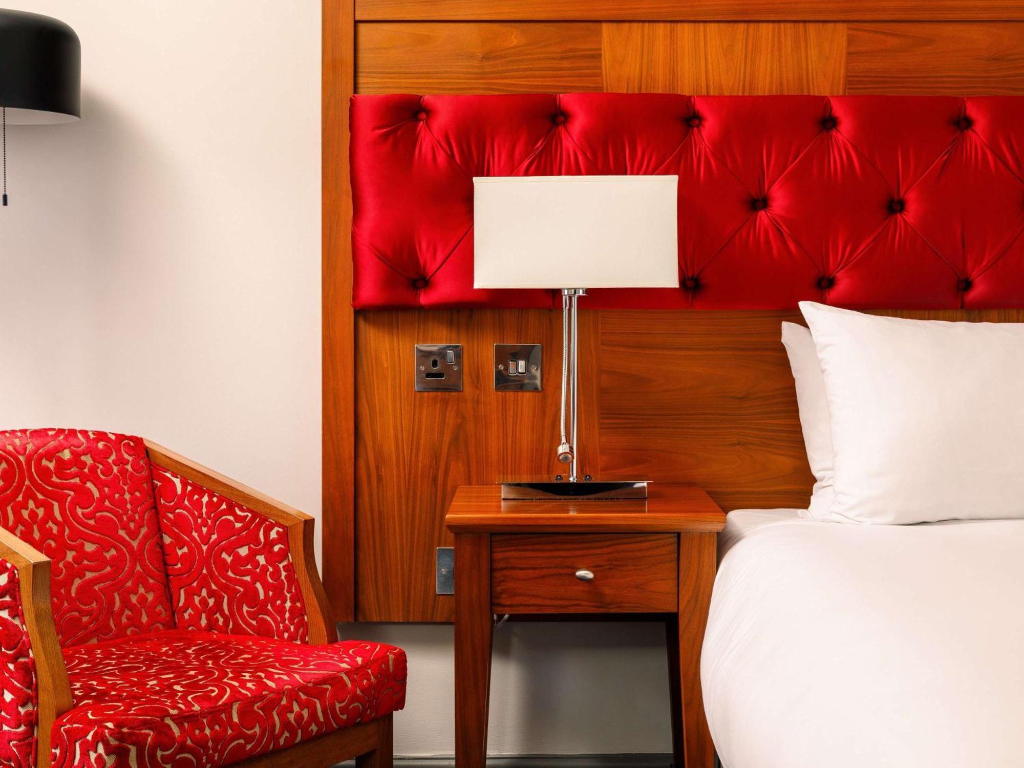 Sunday London Staines-Upon-Thames Heathrow T5 Hotell Exteriör bild