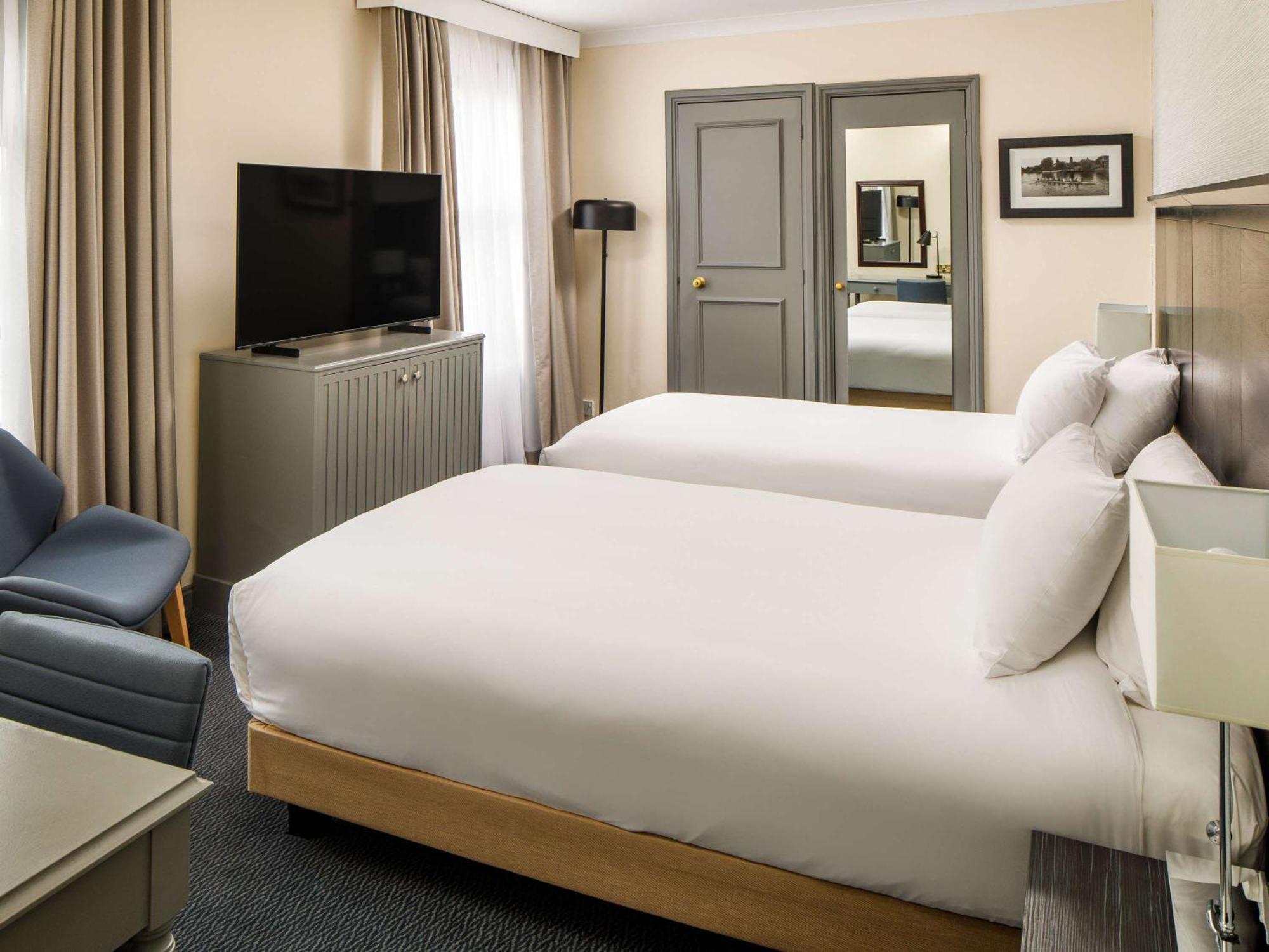 Sunday London Staines-Upon-Thames Heathrow T5 Hotell Exteriör bild