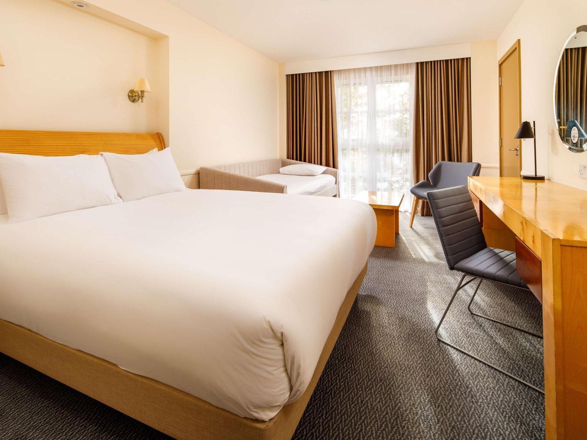 Sunday London Staines-Upon-Thames Heathrow T5 Hotell Exteriör bild