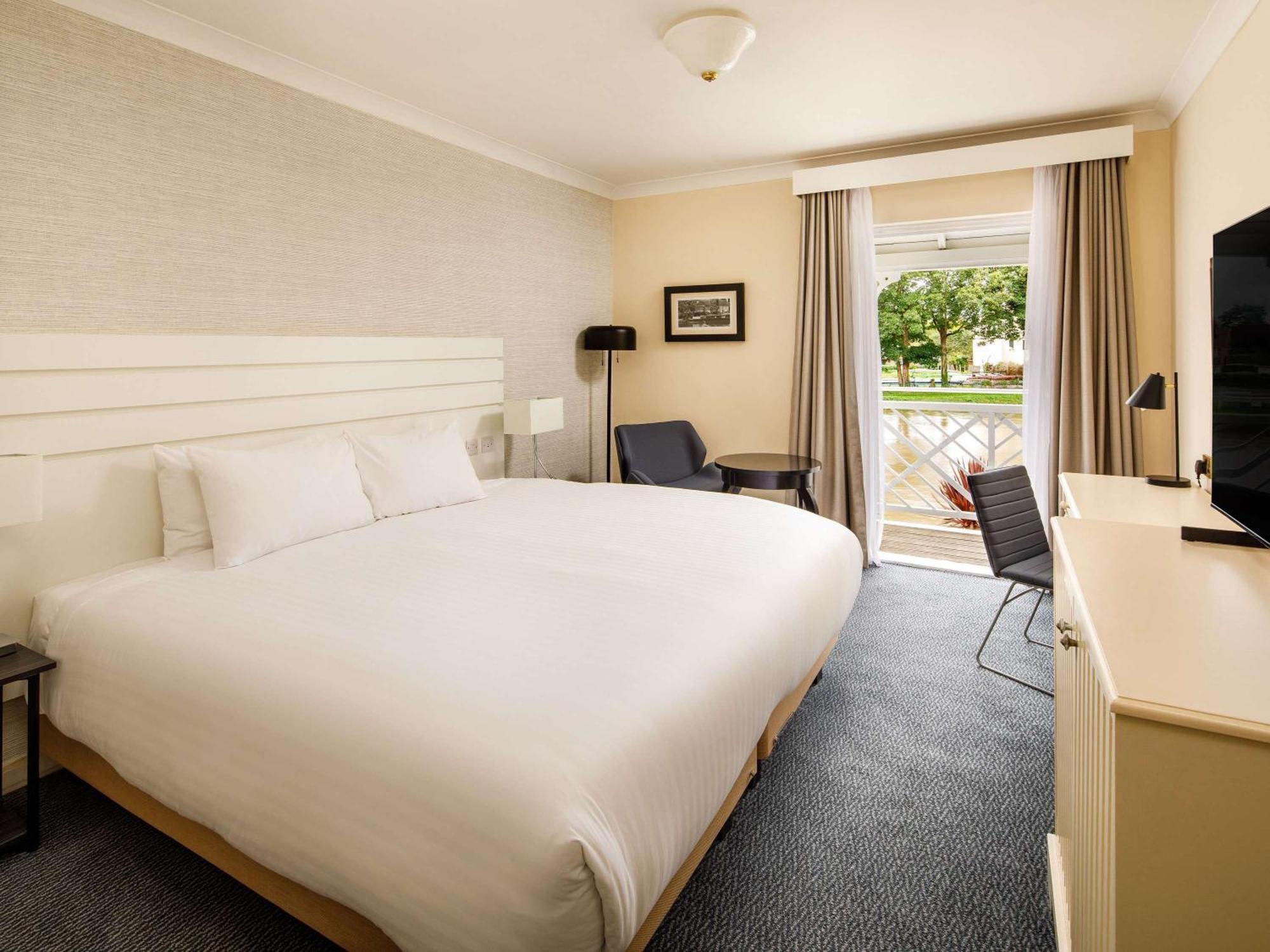 Sunday London Staines-Upon-Thames Heathrow T5 Hotell Exteriör bild