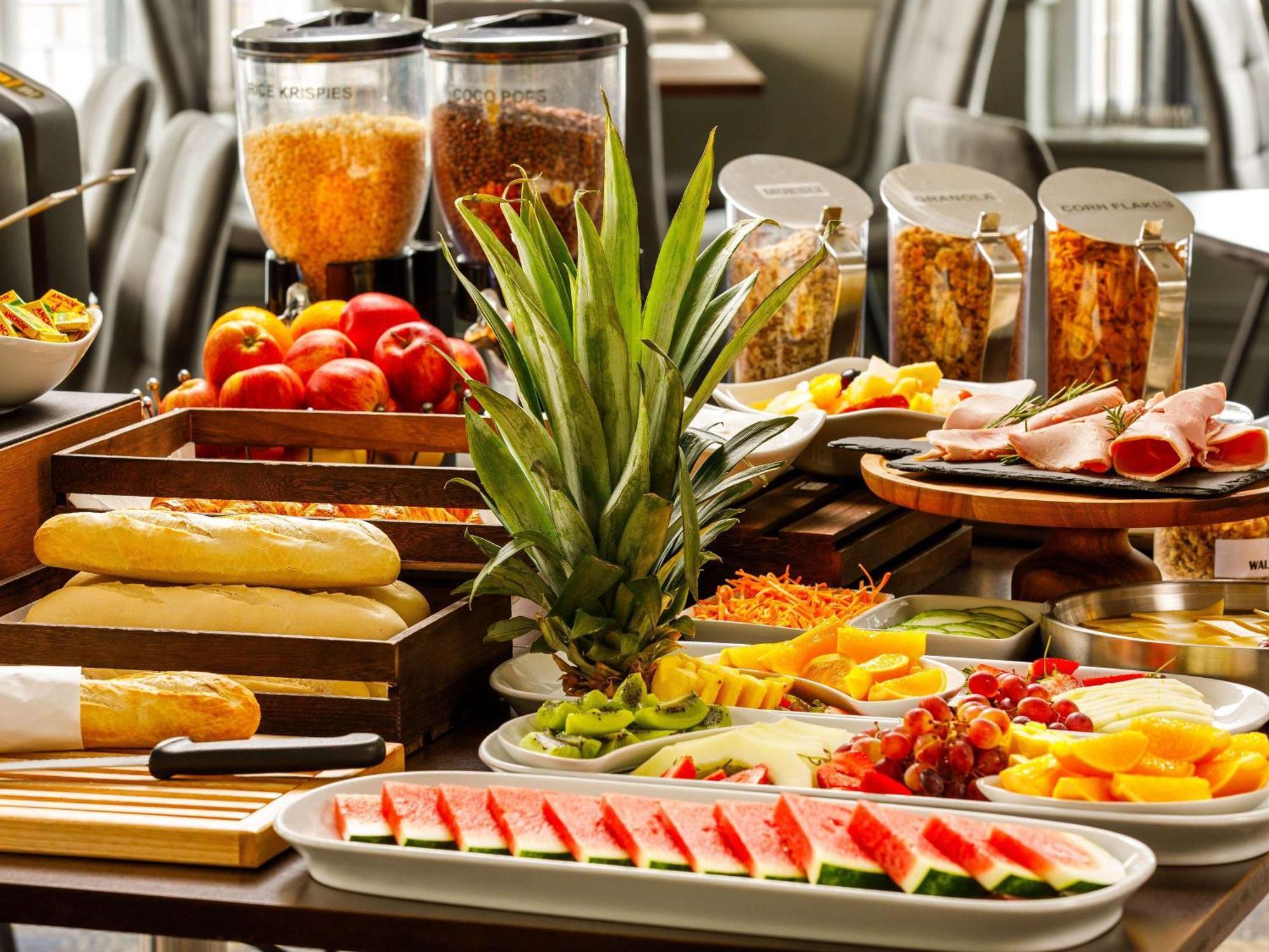 Sunday London Staines-Upon-Thames Heathrow T5 Hotell Exteriör bild
