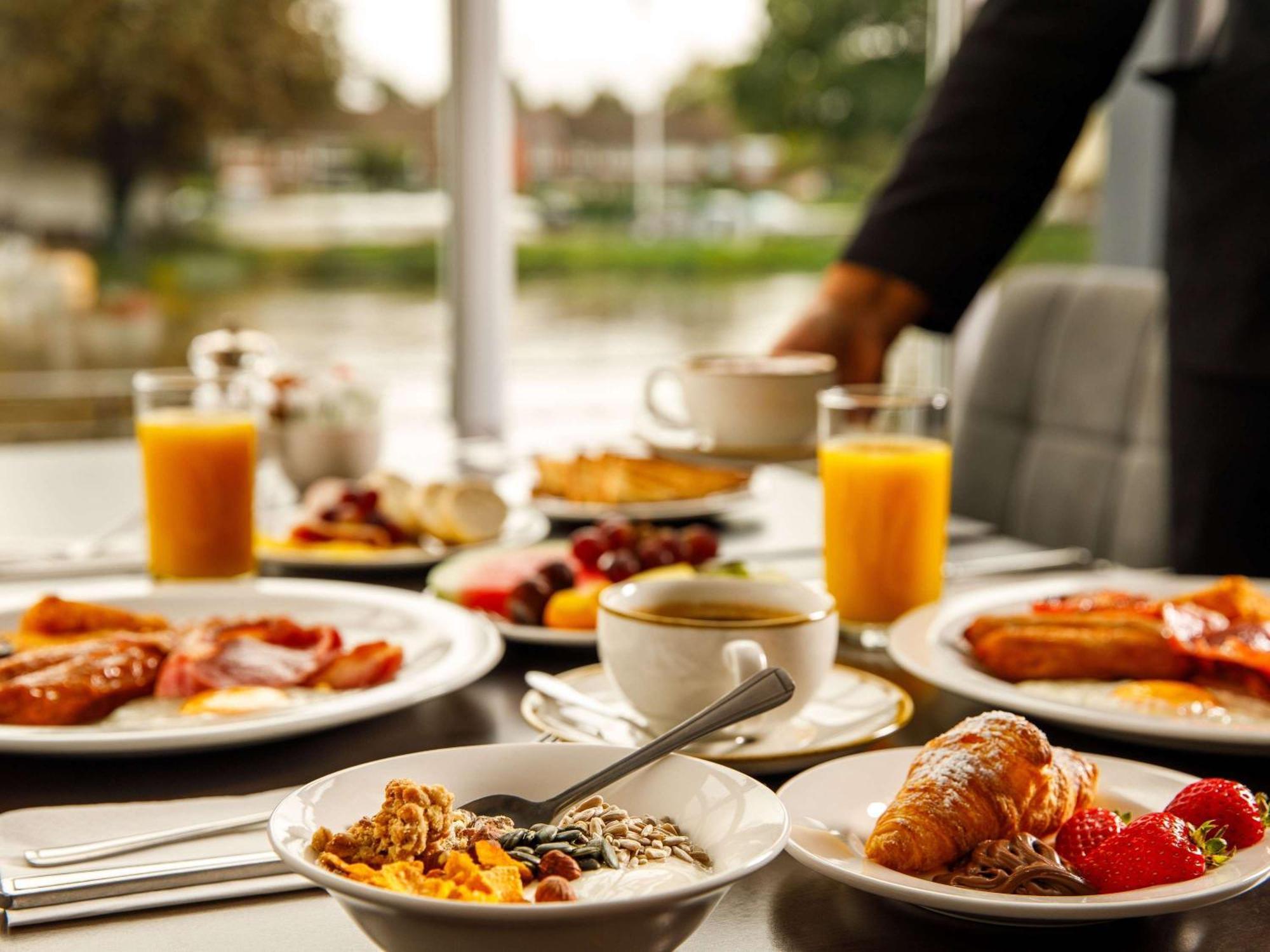 Sunday London Staines-Upon-Thames Heathrow T5 Hotell Exteriör bild