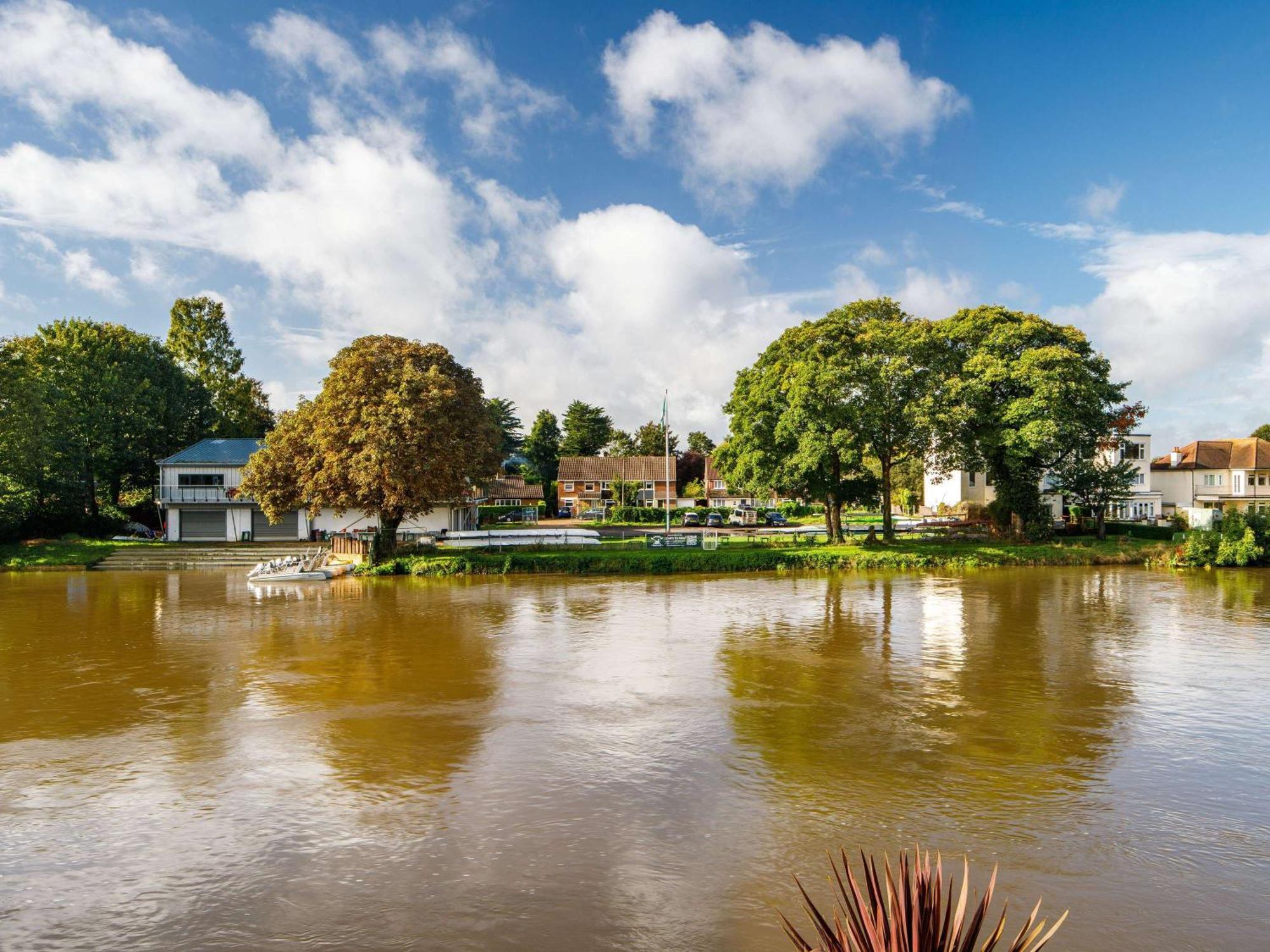 Sunday London Staines-Upon-Thames Heathrow T5 Hotell Exteriör bild