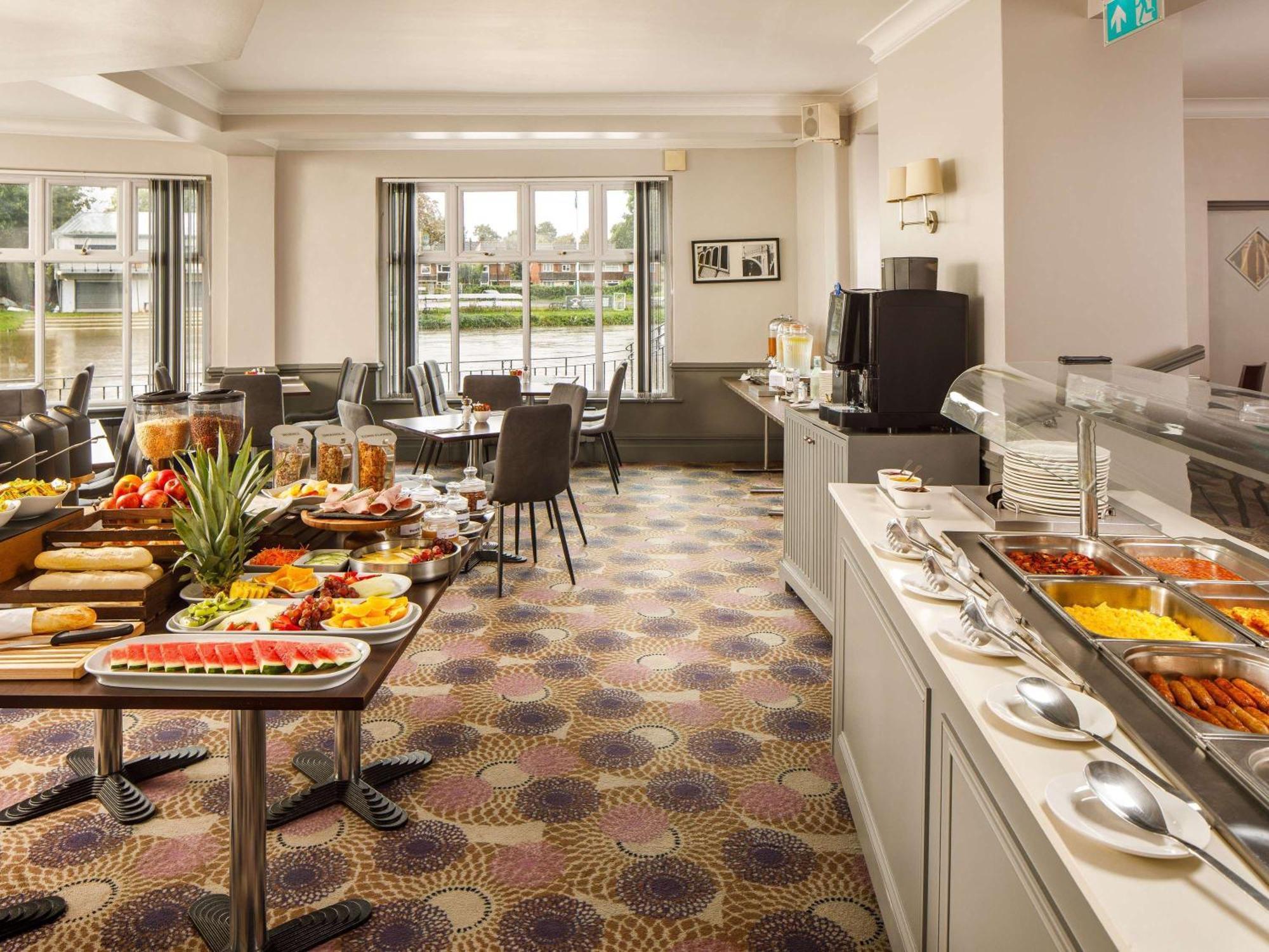 Sunday London Staines-Upon-Thames Heathrow T5 Hotell Exteriör bild