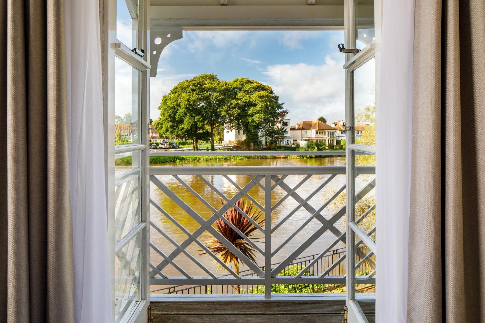 Sunday London Staines-Upon-Thames Heathrow T5 Hotell Exteriör bild