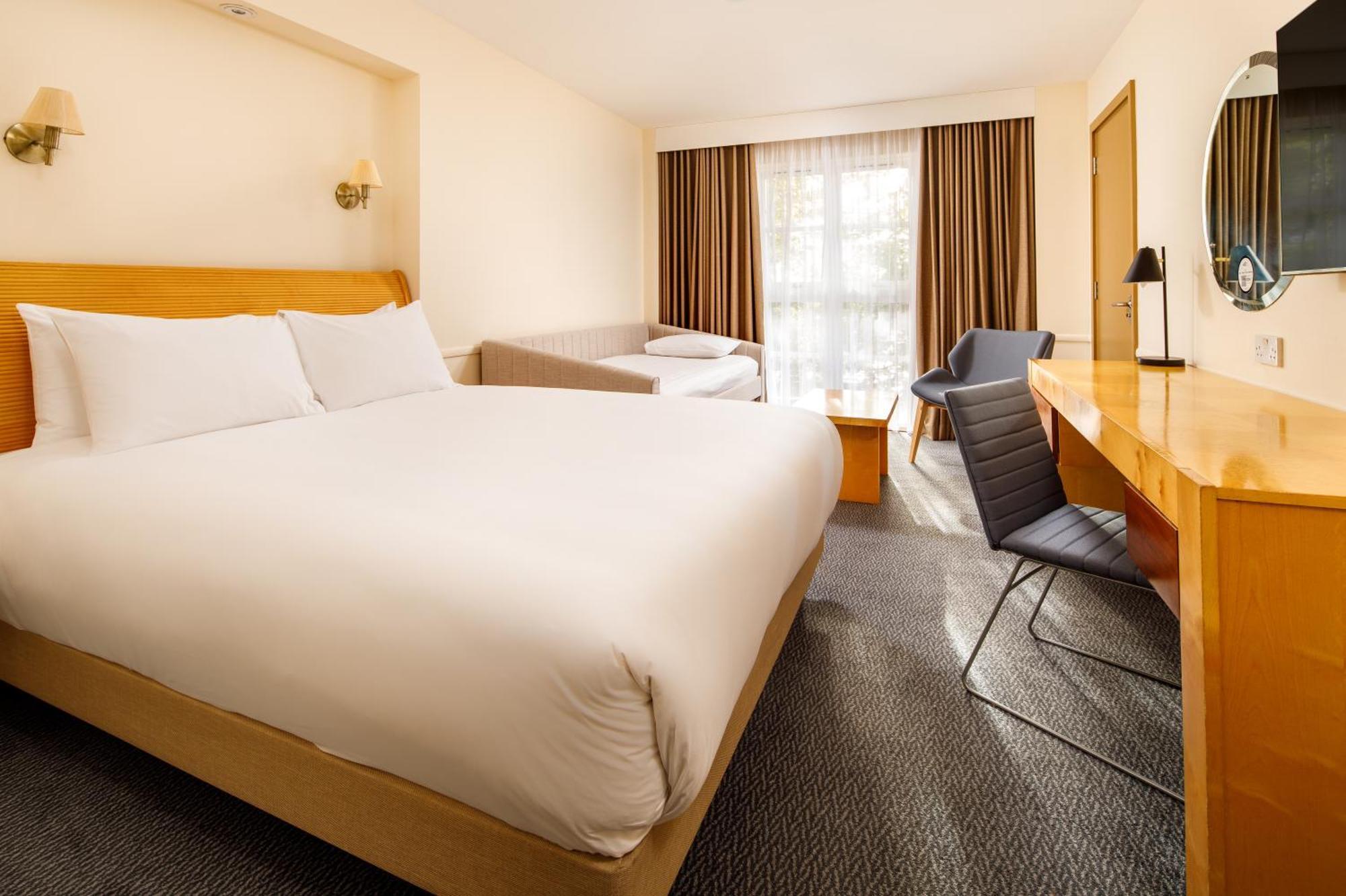 Sunday London Staines-Upon-Thames Heathrow T5 Hotell Exteriör bild